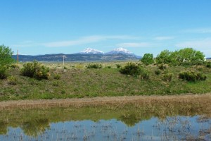 17srtoverlookingpondtothenwatspanishpeaks1